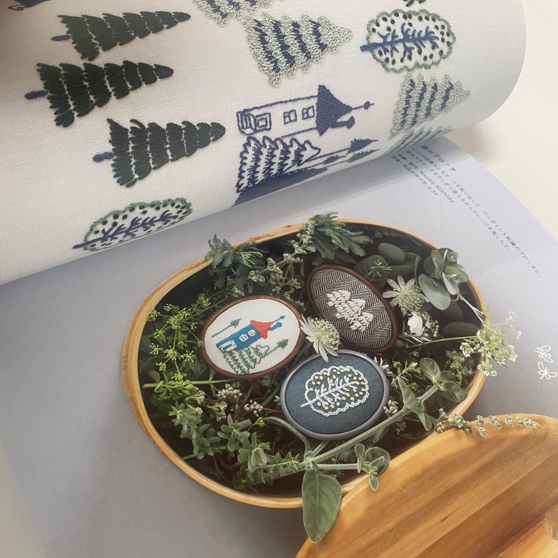 MOOMIN(ムーミン)ボタニカル刺繍（ししゅう）」にて「ウッドブローチ