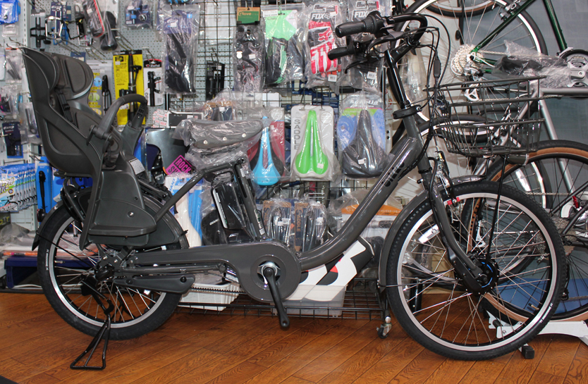 ブリヂストンの子乗せ電動自転車ビッケモブddのグレーが入荷いたしました。