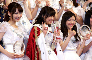 2015年のAKB48選抜総選挙終了後、指原莉乃（中央）らとともに記念撮影