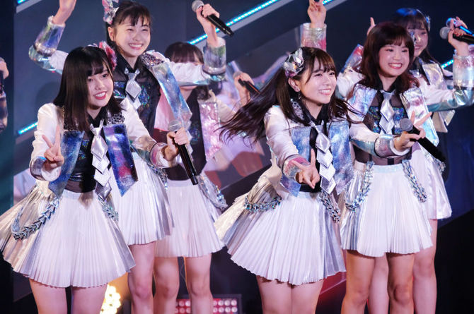 バグっていいじゃん」を披露する（左から）地頭江音々、松岡はな、武田