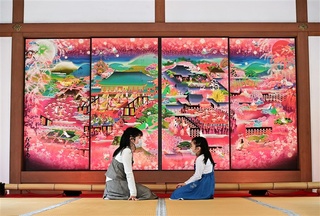 随心院】華やかな桃色が目を引くふすま絵「極彩色梅匂小町絵図（ご