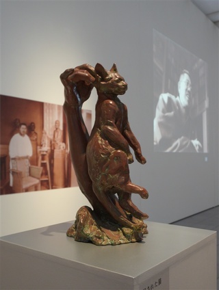 生涯愛したネコのブロンズ像、大分県立美術館にずらり 地元出身彫刻家