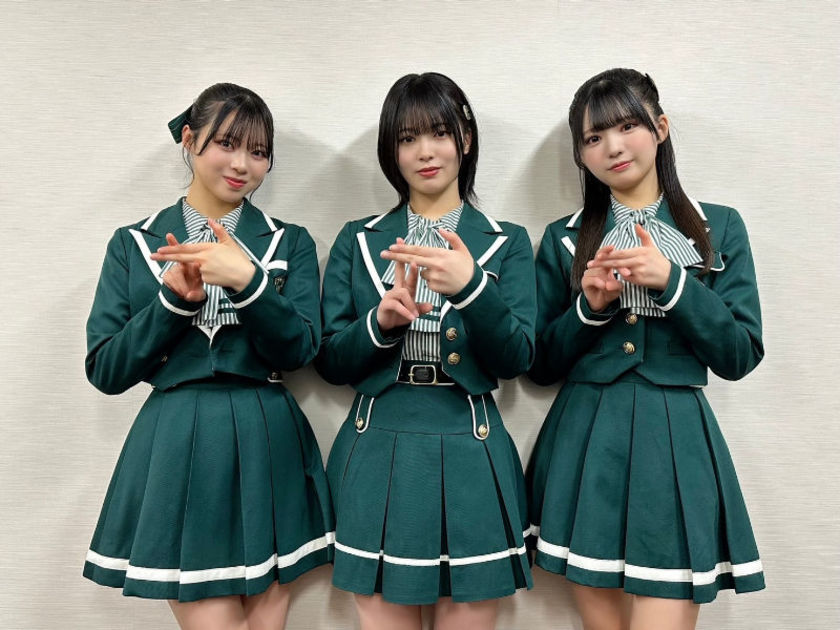 無謀人」センターの江角怜音（中央）と、福岡県出身の村山結香（左