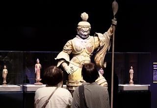 興福寺千体仏」と呼ばれる小型の菩薩立像たち。平安後期の作とされる