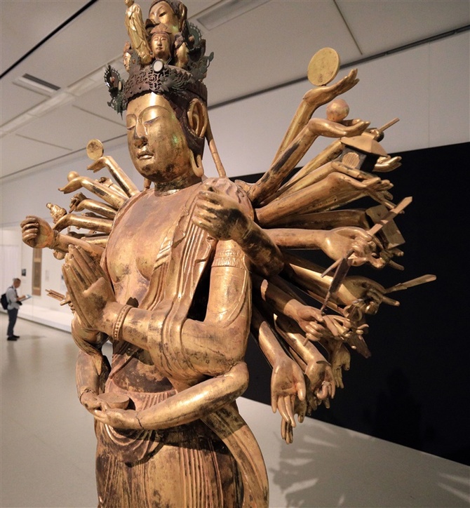 荘厳寺の「聖観音菩薩立像」は9世紀に作られたという - 対外交流と祈り