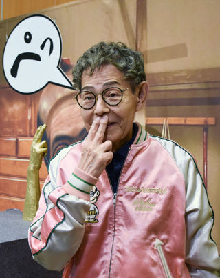 加トちゃんペ」をして「ザ・ドリフターズ展」をPRする加藤茶さん＝27日