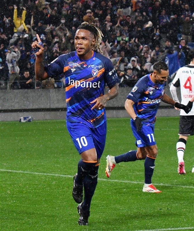 後半、初得点を決めたV長崎のマテウス・ジェズス選手（左） - V