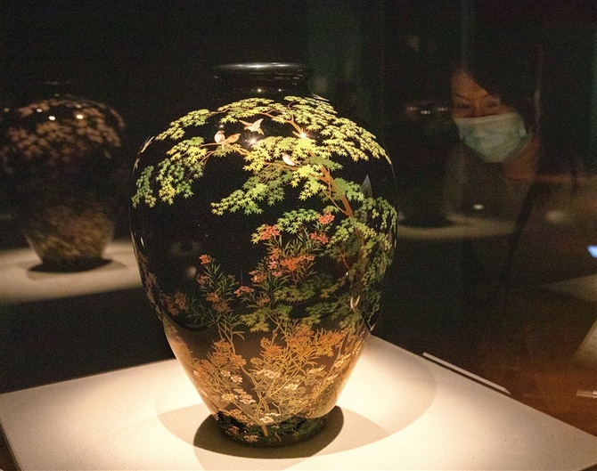 精密な花鳥の描写で引きつける並河靖之「七宝四季花鳥図花瓶」 - 特別