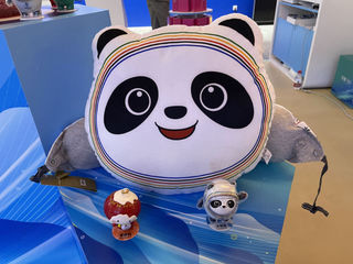 北京冬季五輪の公式マスコット「氷墩墩（ビンドゥンドゥン）」の