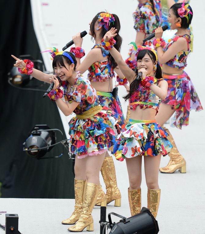 盟友の田島芽瑠（右）と肩を組んで笑顔を見せる朝長美桜＝2019年12月