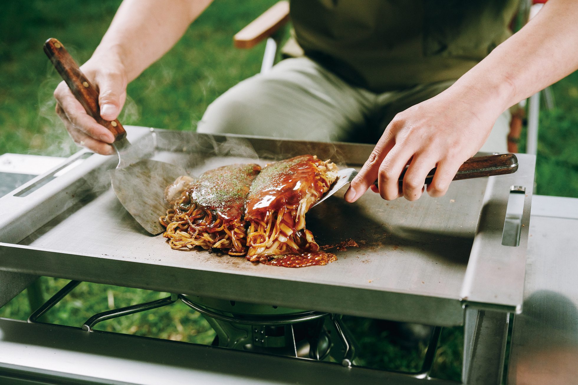 スノーピークとオタフクソースが初コラボレーション！ キャンプで広島