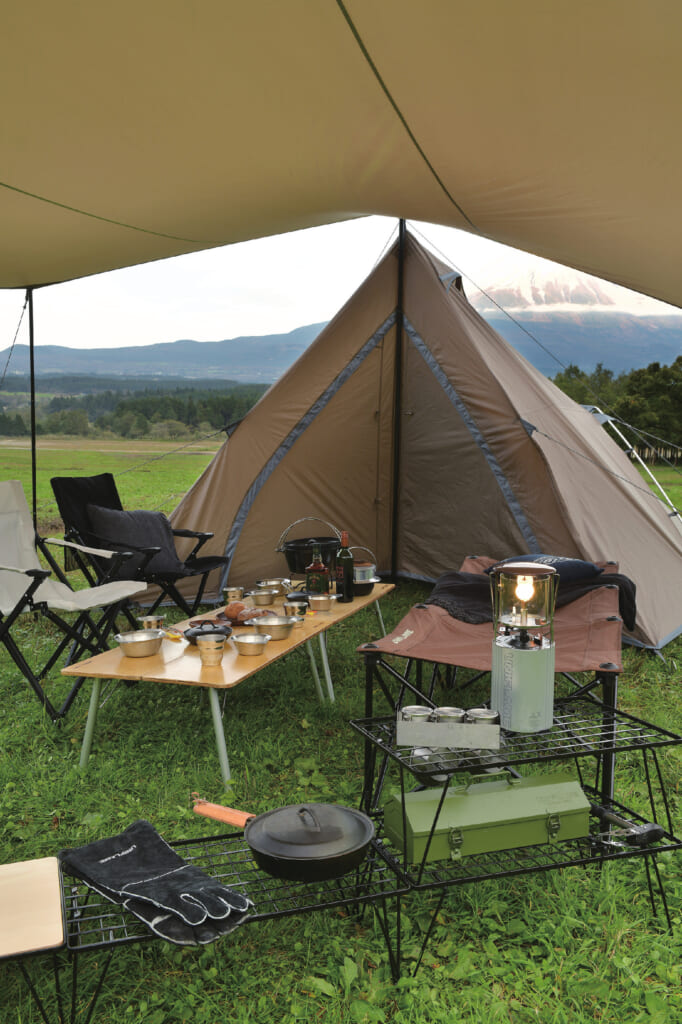 タープに吊り下げて連結完了！ 急な雨に降られても撤収がラクチンな