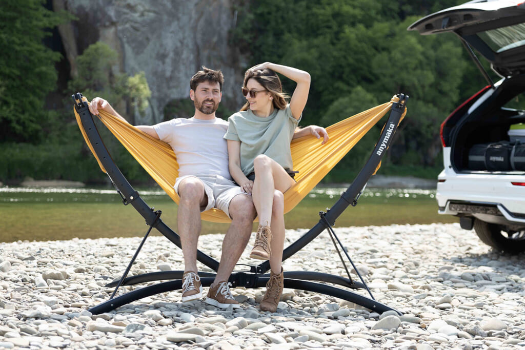 キャンプするならハンモックでチルする？ わずか3秒設置の本格派
