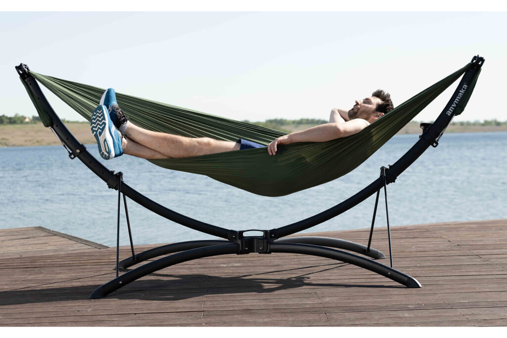 キャンプするならハンモックでチルする？ わずか3秒設置の本格派