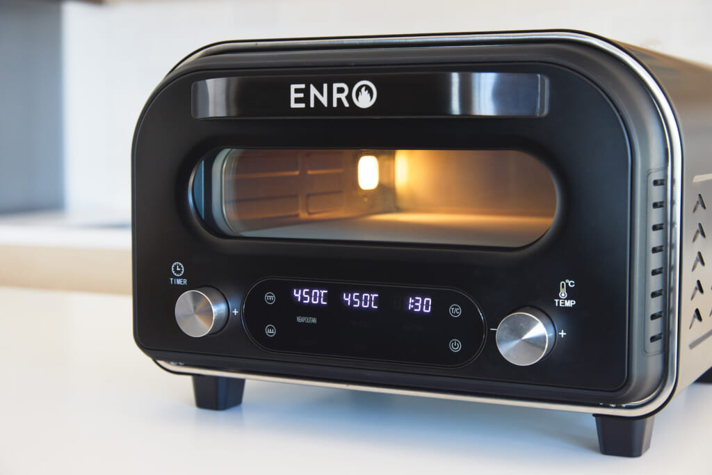 お店のピザを自宅で手軽に！ 450℃の高温で焼き上げる「家電ピザ窯」が