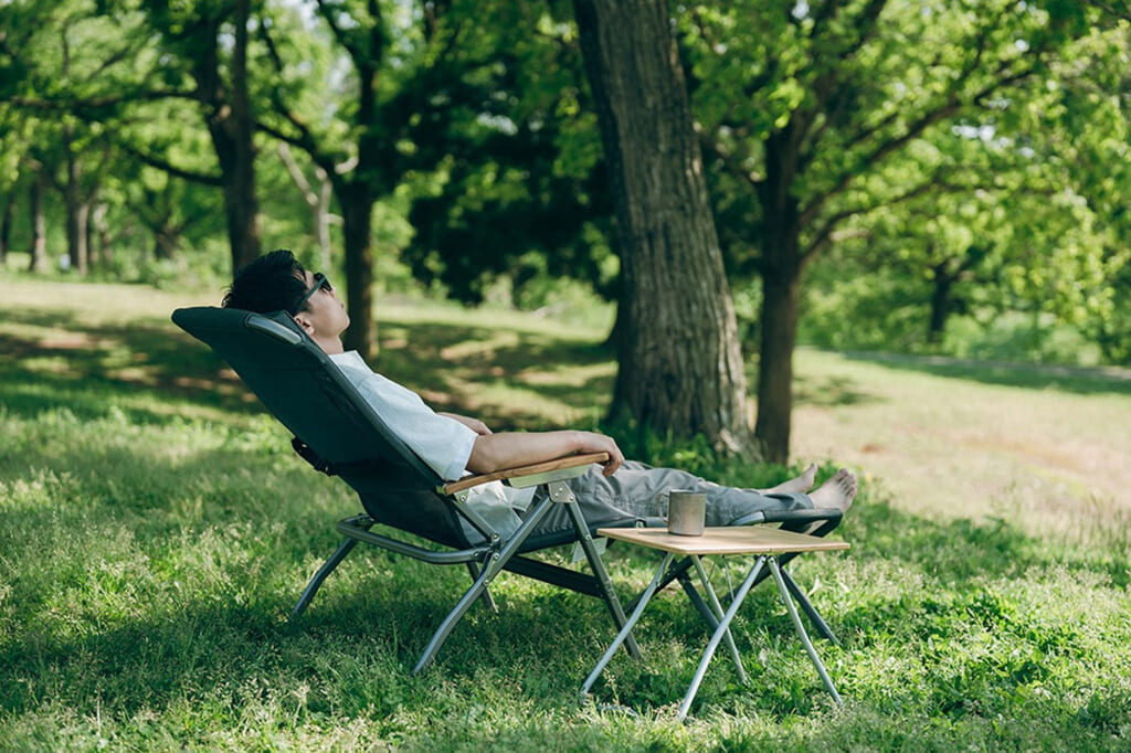 4段階のリクライニング機能とクッション＆オットマンも付属！ 快適な