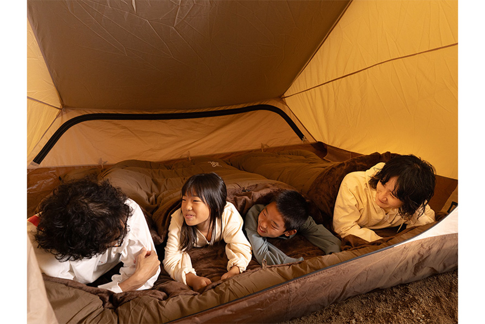 4人で入れる特大寝袋！ 家族の安心感と毛布の温もりに包まれて眠れる冬