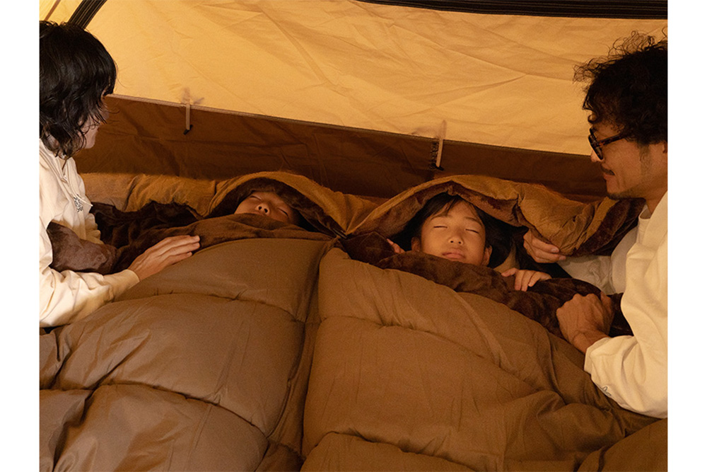 4人で入れる特大寝袋！ 家族の安心感と毛布の温もりに包まれて眠れる冬