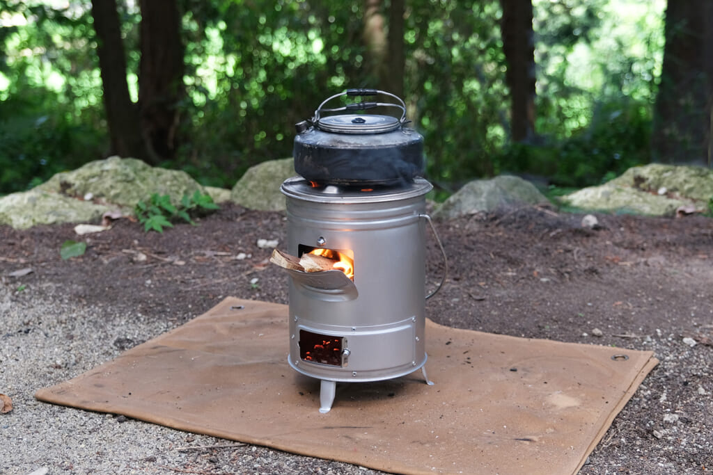 地面への熱ダメージを約40％削減！ 新型二次燃焼ストーブ「tab.缶