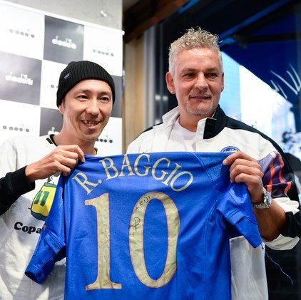 ロベルト・バッジョが渋谷に登場！笑顔でファンと交流 | サッカー