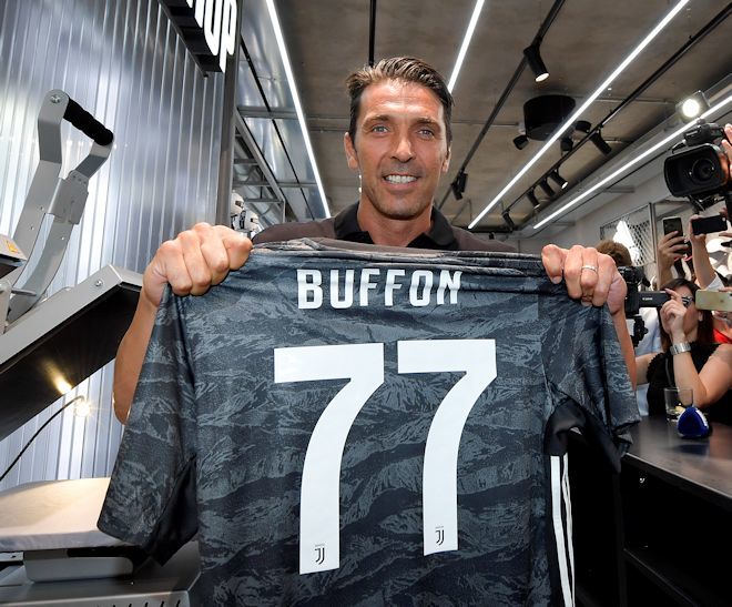 1番を譲ってくれたけど…」ユーベ復帰のブッフォンはなぜ「77番」を