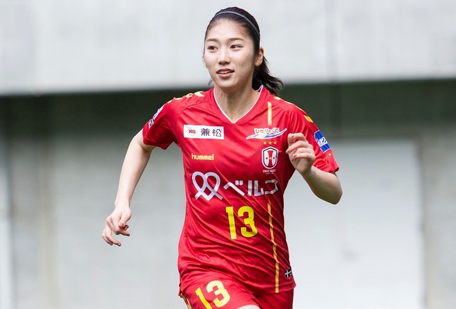 爆笑」「可愛い！」INAC仲田歩夢、プレー写真の“手の癖”がスゴイと話題