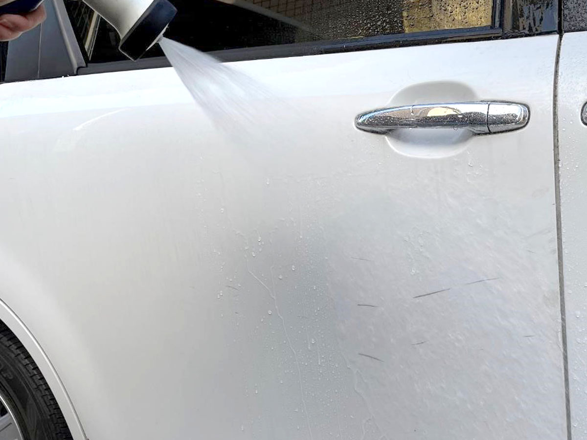 初心者でも簡単！車のボディについたスリキズや水アカ、コンパウンドで