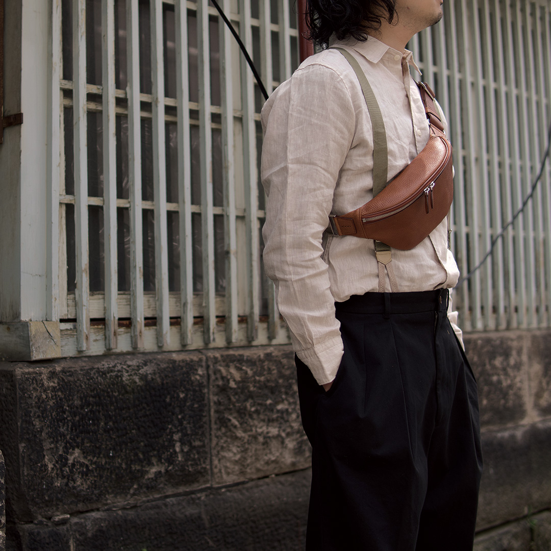 スタンダードなバッグを連れて。｜初夏のお出かけメンズ編