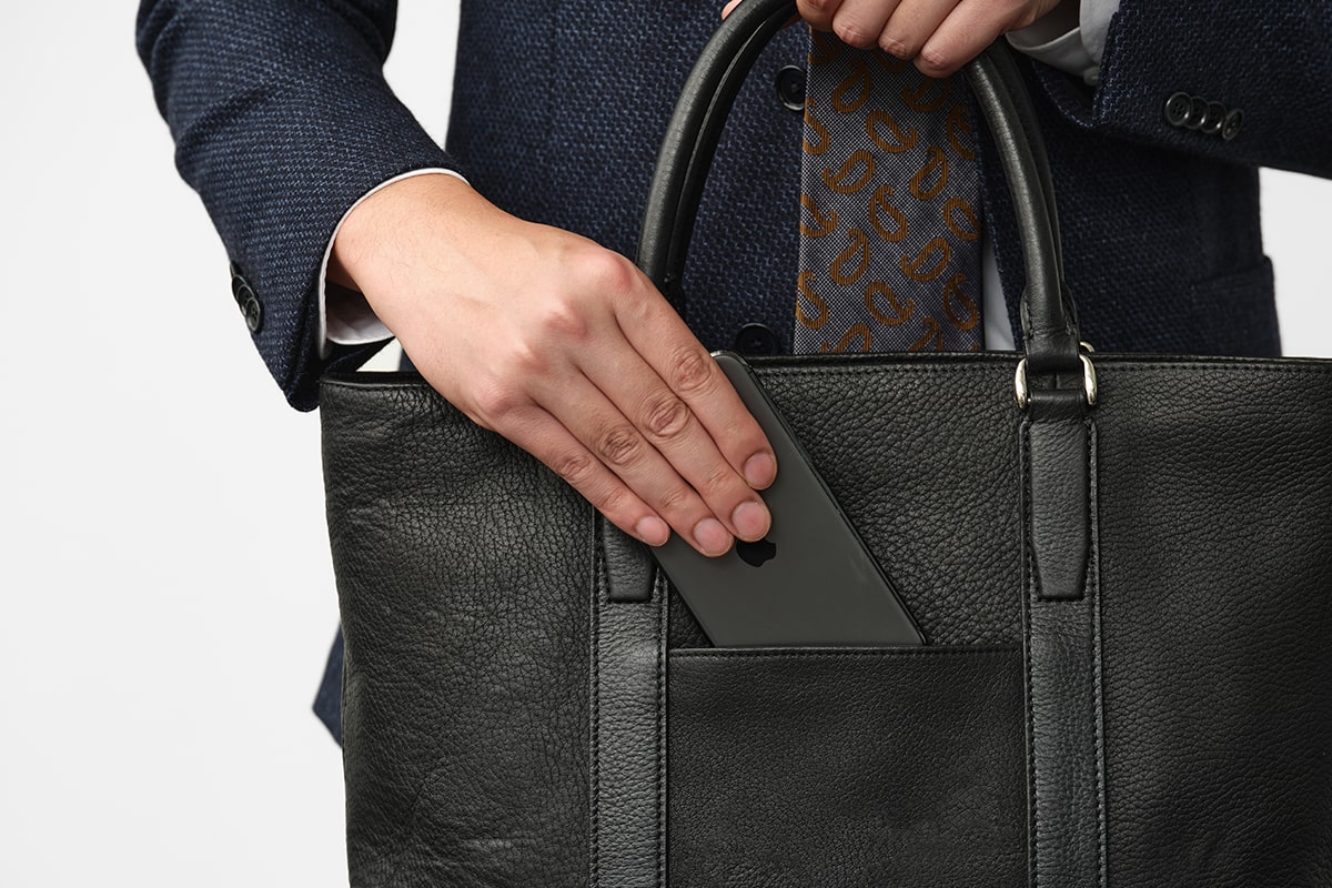 調教鞍の弟、鞍の革から生まれたトート｜アダット | ソメスサドル