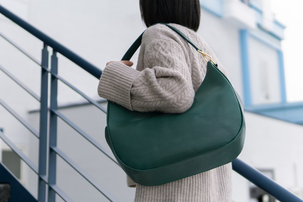 たっぷり詰め込めるレザーバッグでおしゃれにおでかけ｜エリン 限定