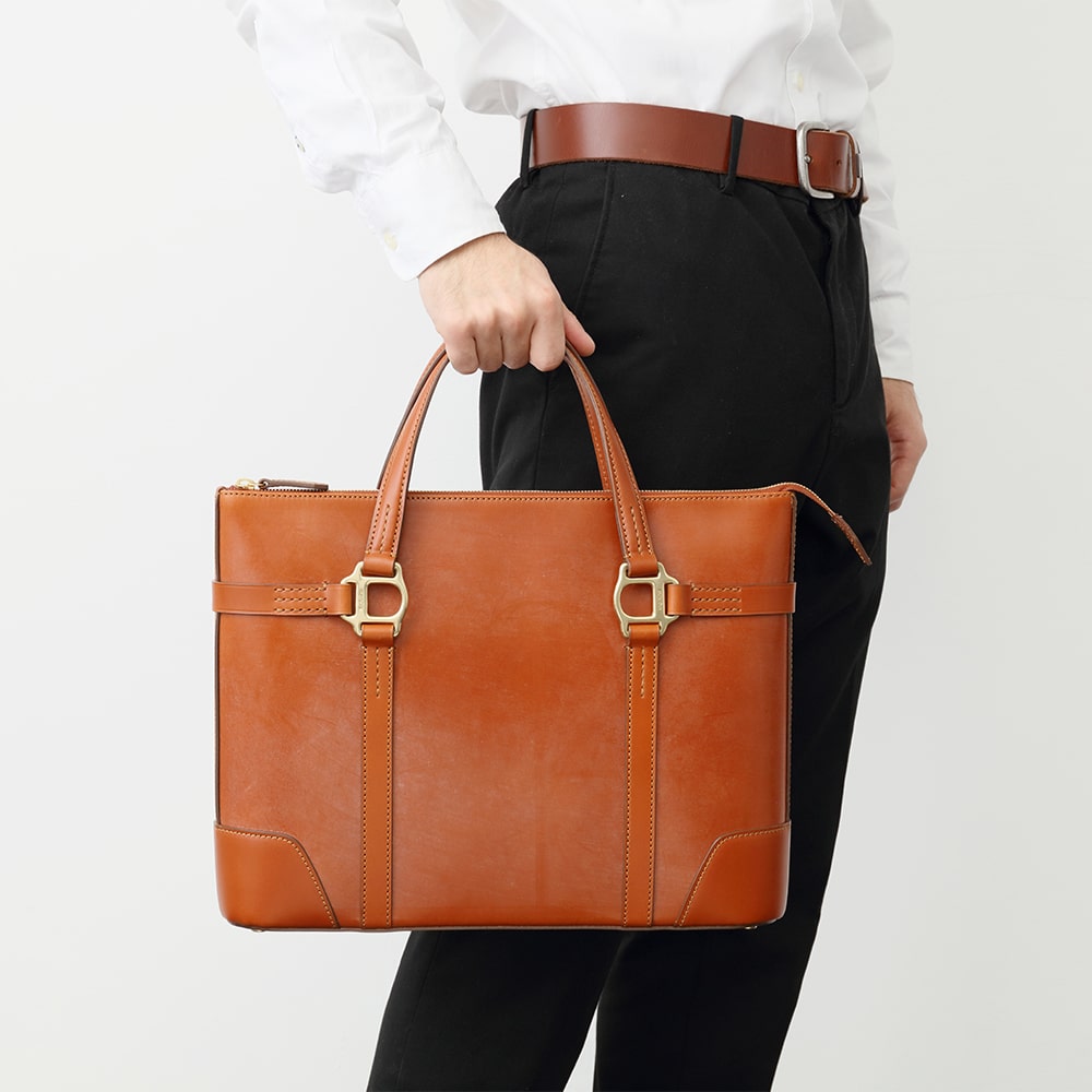 馬具づくりから生まれたレザーバッグをオーダーで | ソメスサドル