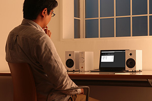 価格.comスタッフがソニーのワイヤレスコンポ「CAS-1」をリビング