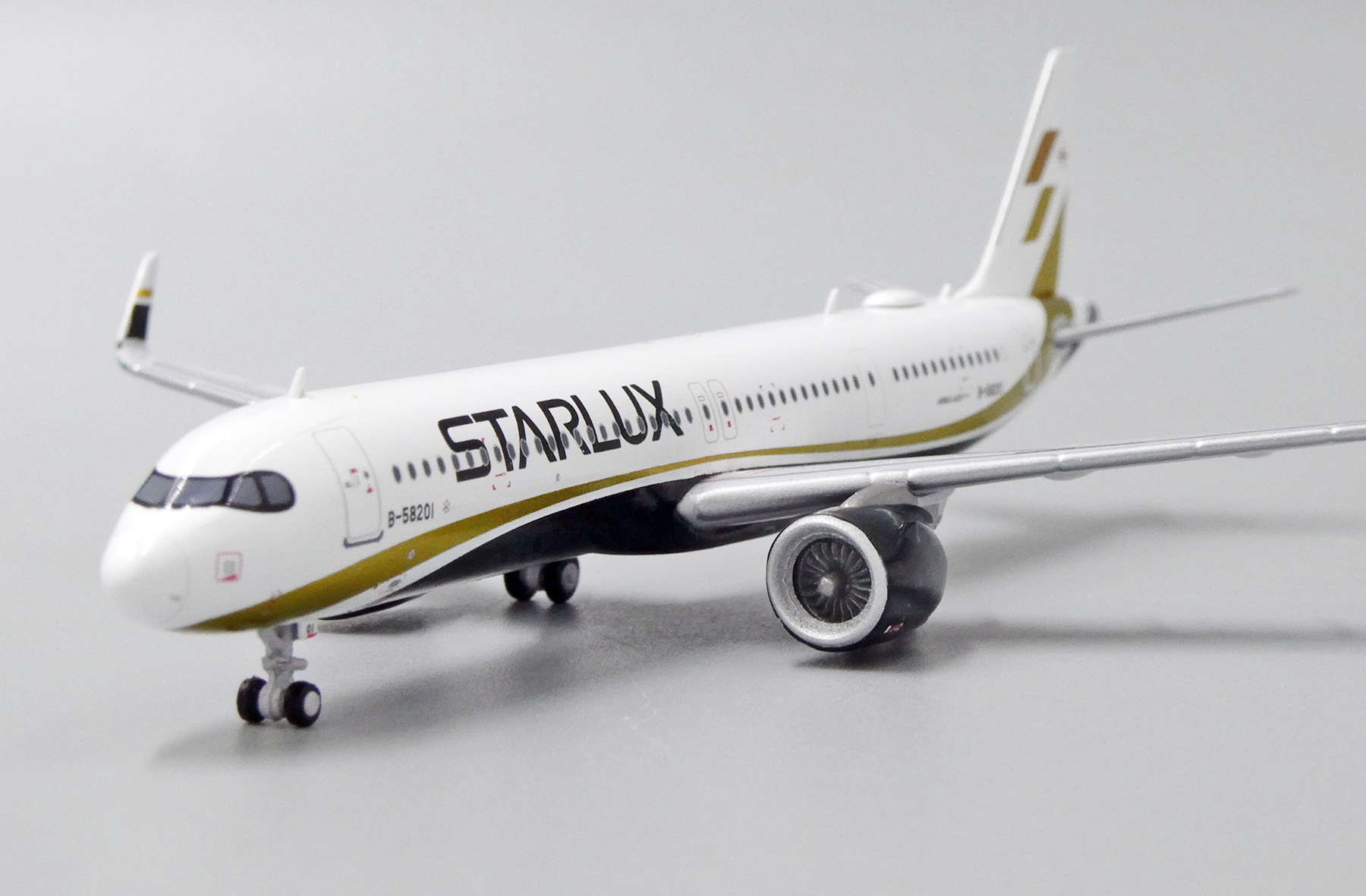 ScaleModelStore.com :: JC Wings 1:400 - EW421N001 - Starlux Airbus