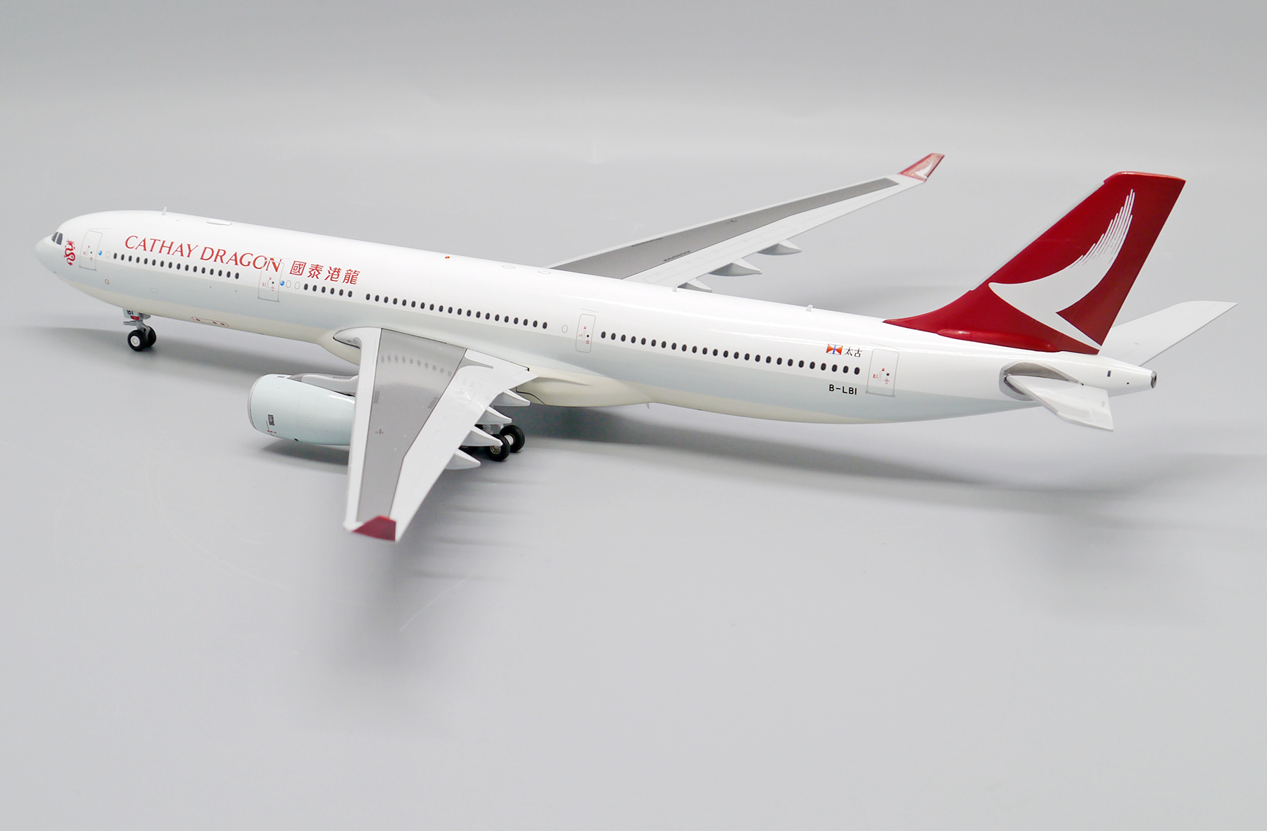 ScaleModelStore.com :: JC Wings 1:200 - EW2333008 - Cathay Dragon