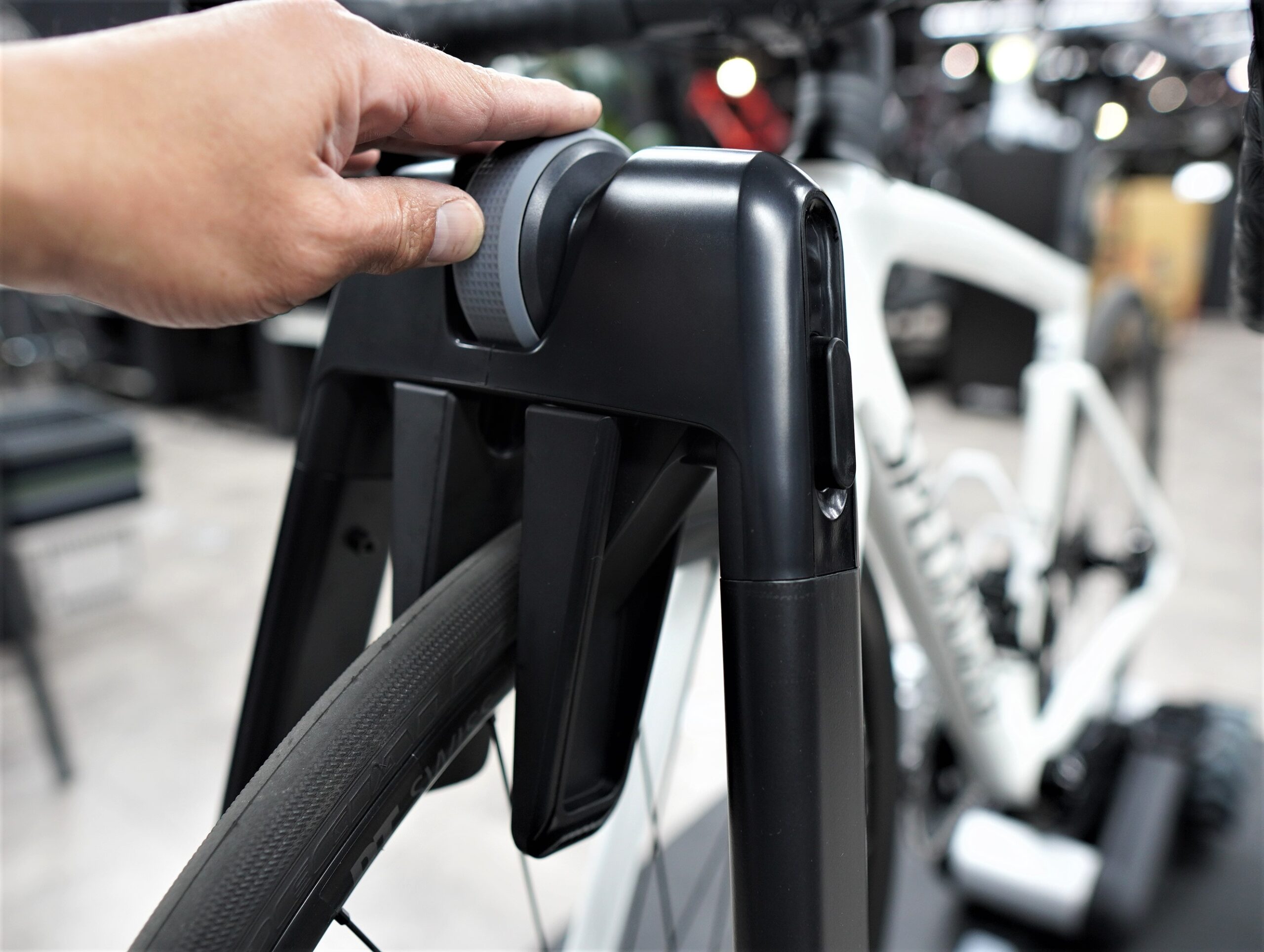 体験できます！Wahoo「KICKR ROLLR」脱着簡単スマートトレーナー