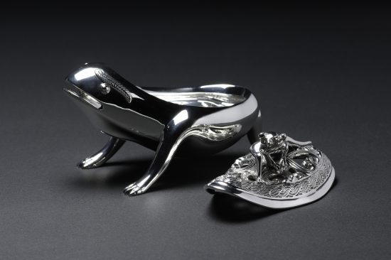 信長の愛した逸品が再び。180周年記念「銀香炉 三足の蛙」/ Three