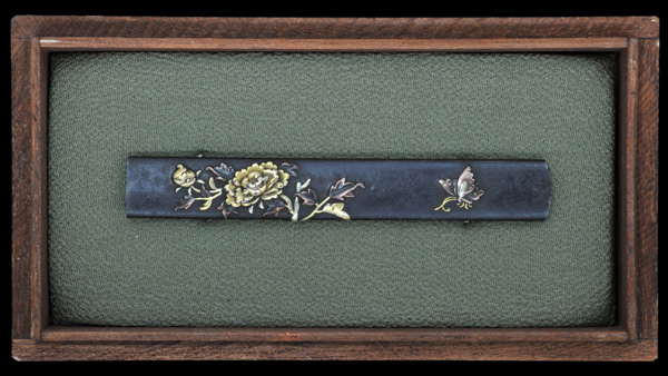 小柄 鉄磨地 牡丹蝶図 (KO-011613)｜刀・日本刀の販売なら日本刀専門店