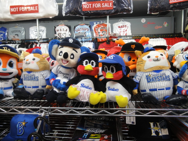 NPBマスコット人形が勢揃い！！体育座りのドアラぬいぐるみ座りに