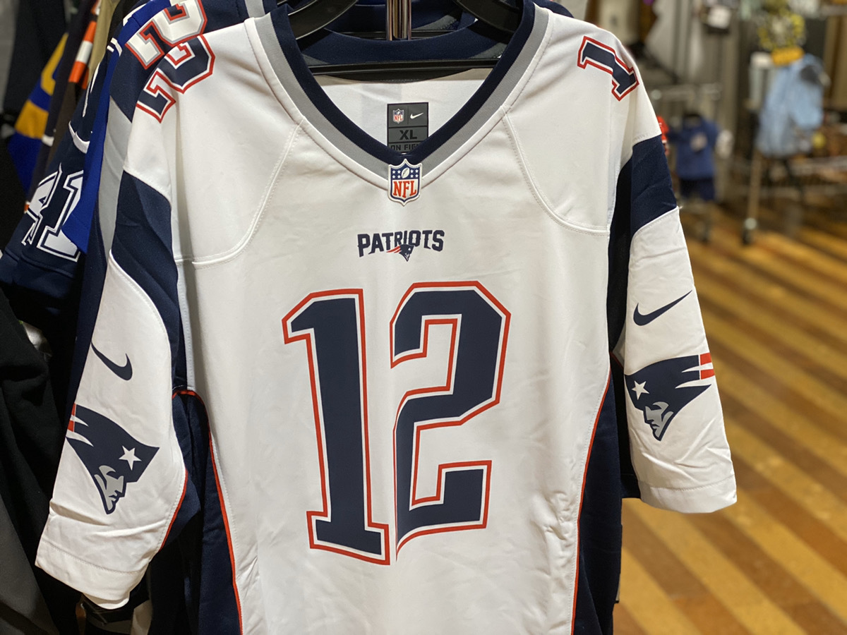 NFL トム・ブレイディ選手現役続行😆大人気のホワイトジャージなど多数