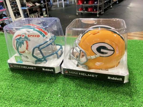 お部屋のインテリアにかわいい NFL ミニヘルメットはいかがですか