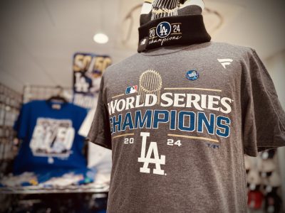 MLB】ワールドシリーズの興奮が蘇る記念Tシャツが店頭入荷！ - 新宿店