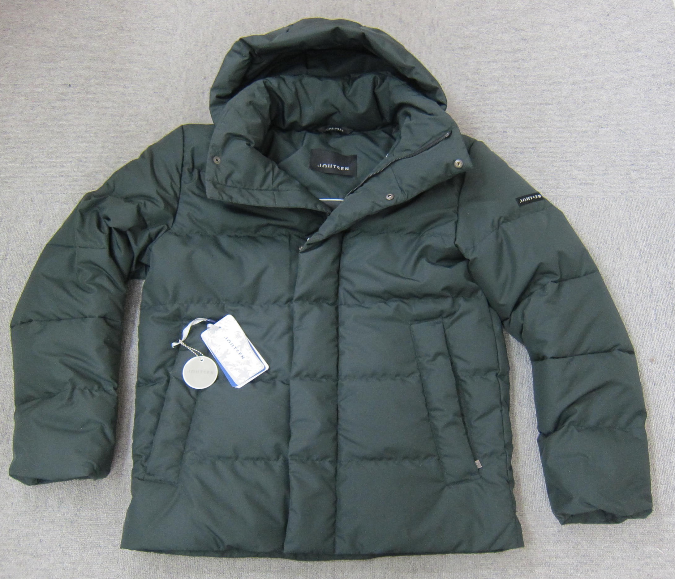 入荷詳報。フィンランドからヨーツェンJoutsenのダウン。まずはメンズ