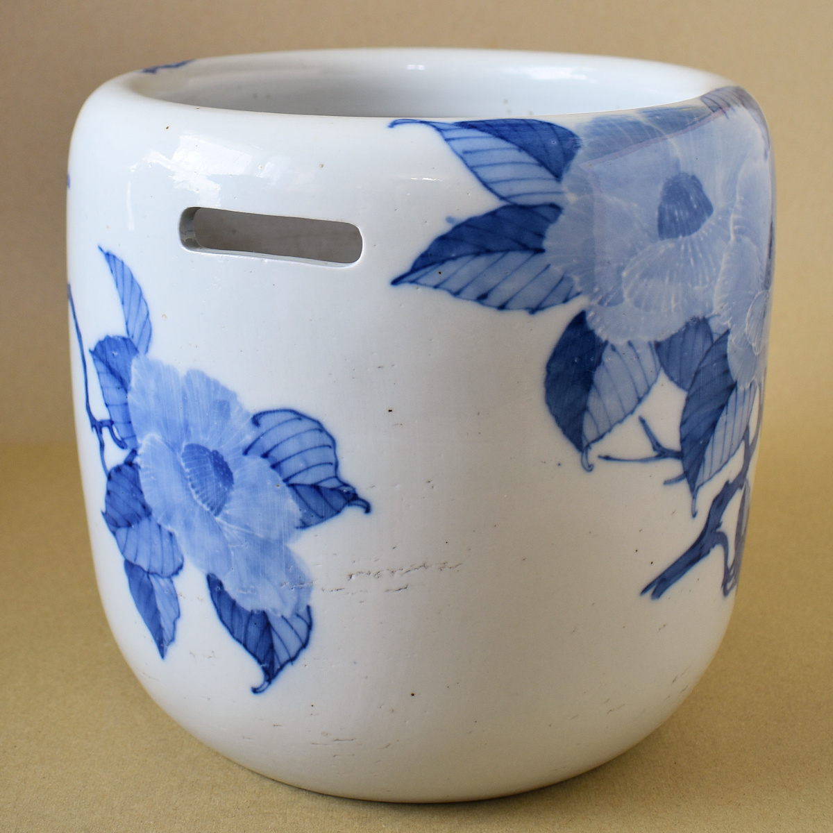 火鉢と炭道具の販売 骨董 斎明堂 / 染付椿文様火鉢