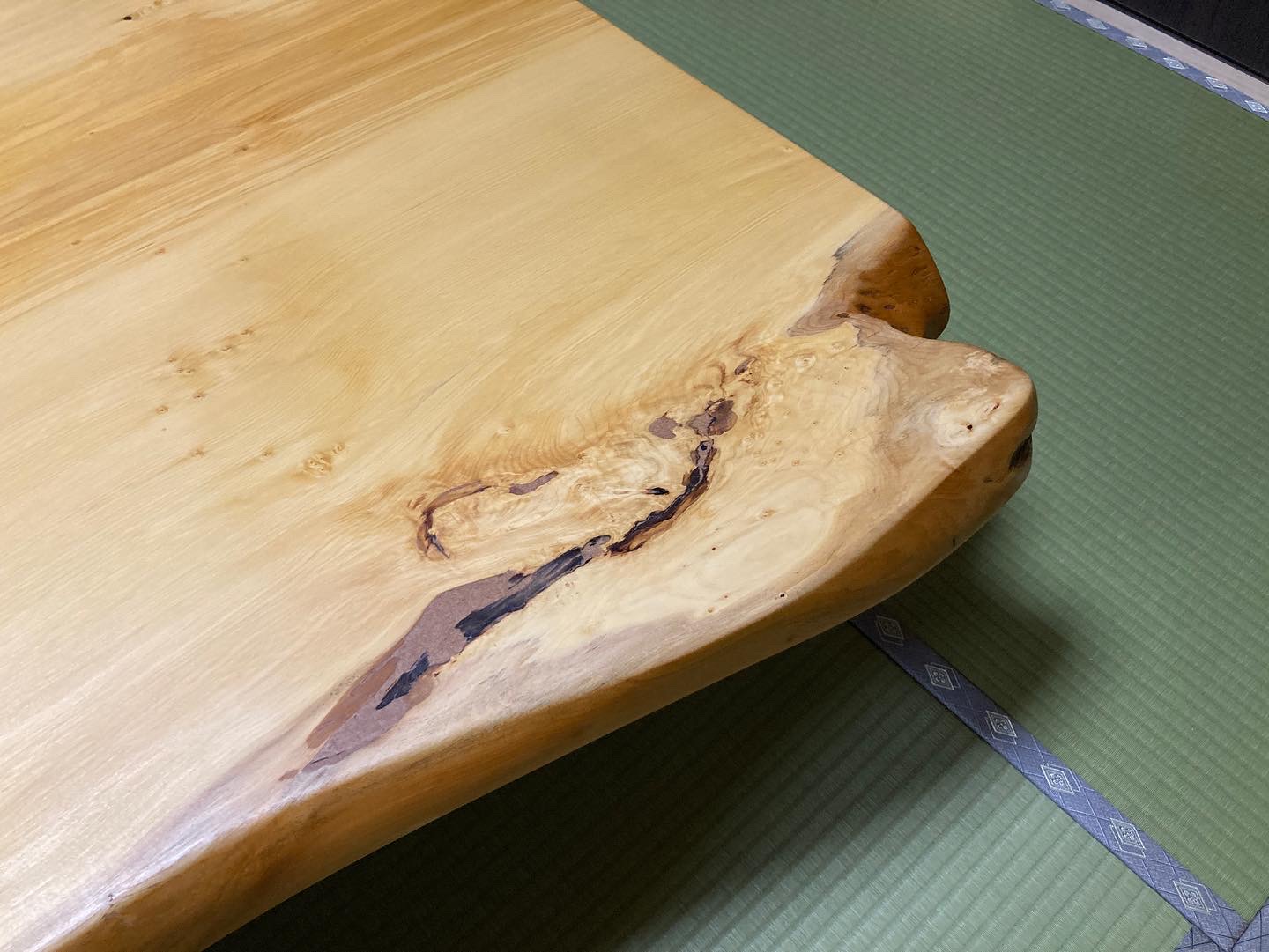 カヤ一枚板座卓(鳥羽市I様邸) | 無垢一枚板テーブルの坂谷木工 『木好