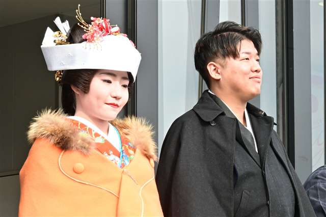 新郎新婦乗せた馬車、14キロの道のり進む 羽後町で「花嫁道中