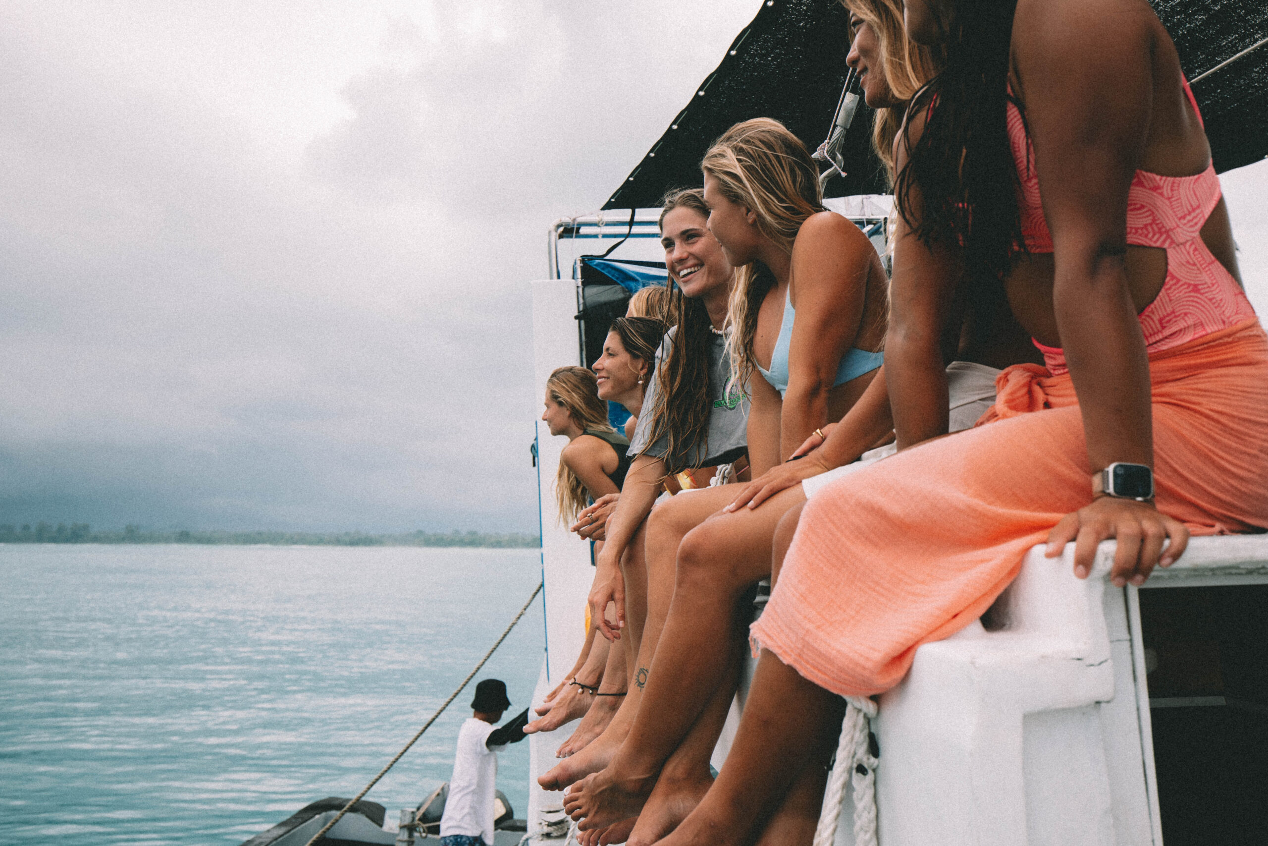 過去10年で最高のスウェルがヒット！ 9人のガールズサーファーが