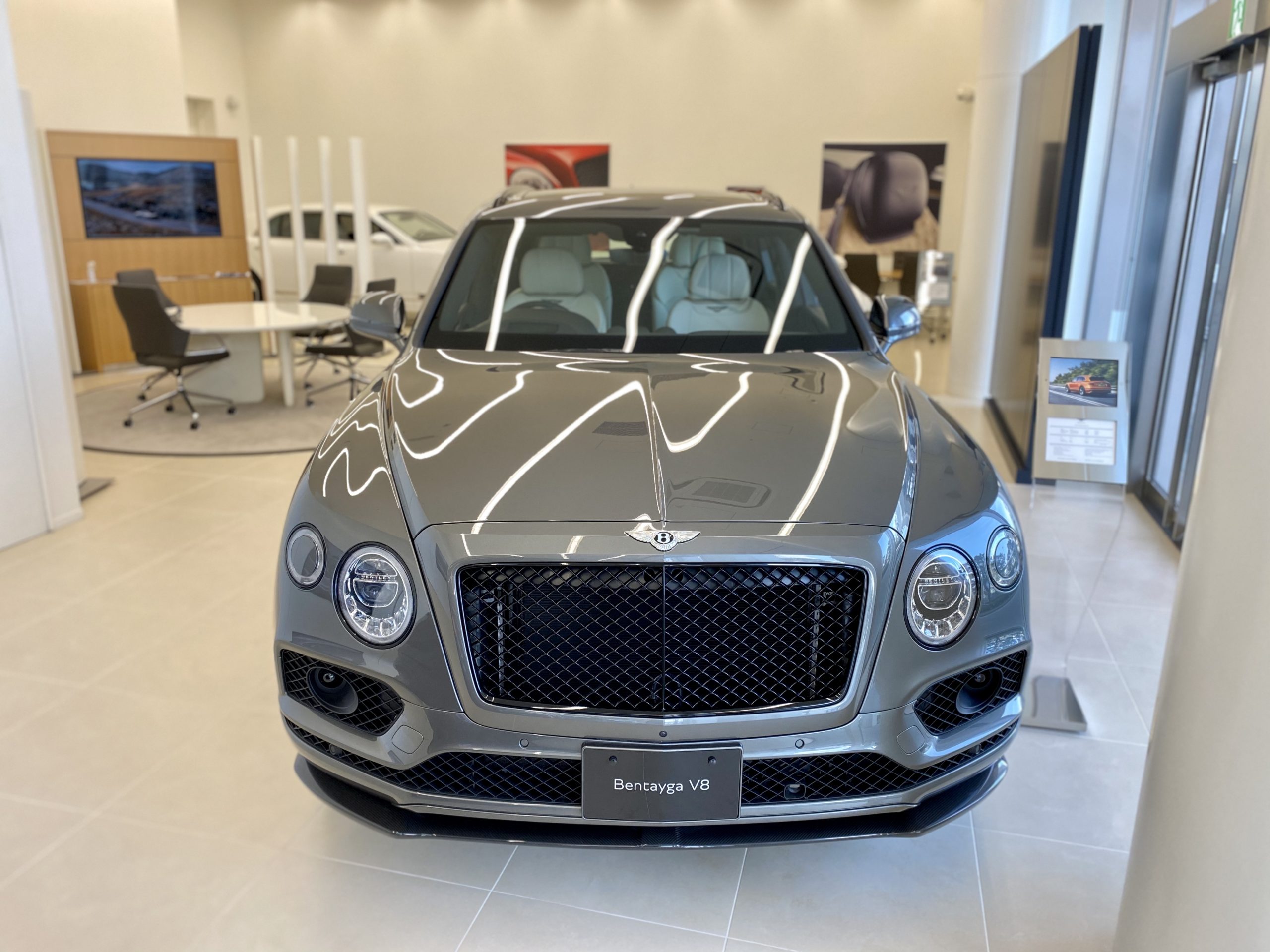 新車情報】BENTAYGA V8 Granite × Linen/Beluga | SKY GROUP ベントレー