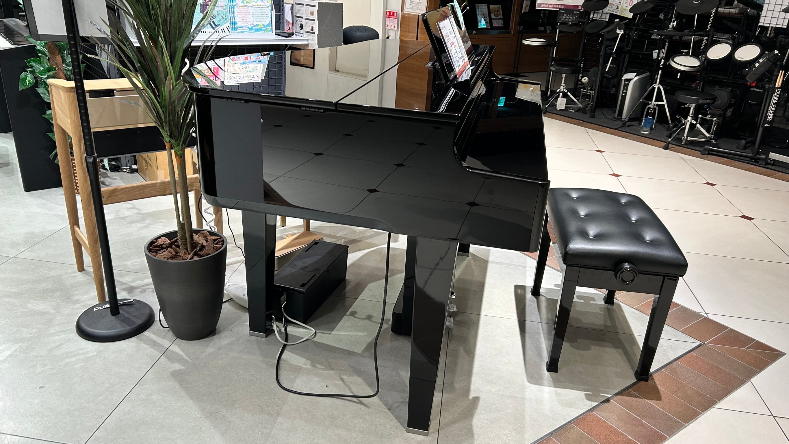 電子ピアノ 】グランドピアノ型電子ピアノ「GP-6」を店頭展示しており