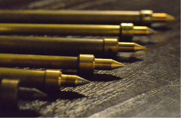 エンドピンで音が変わる！見附精機工業チェロエンドピン常設しています