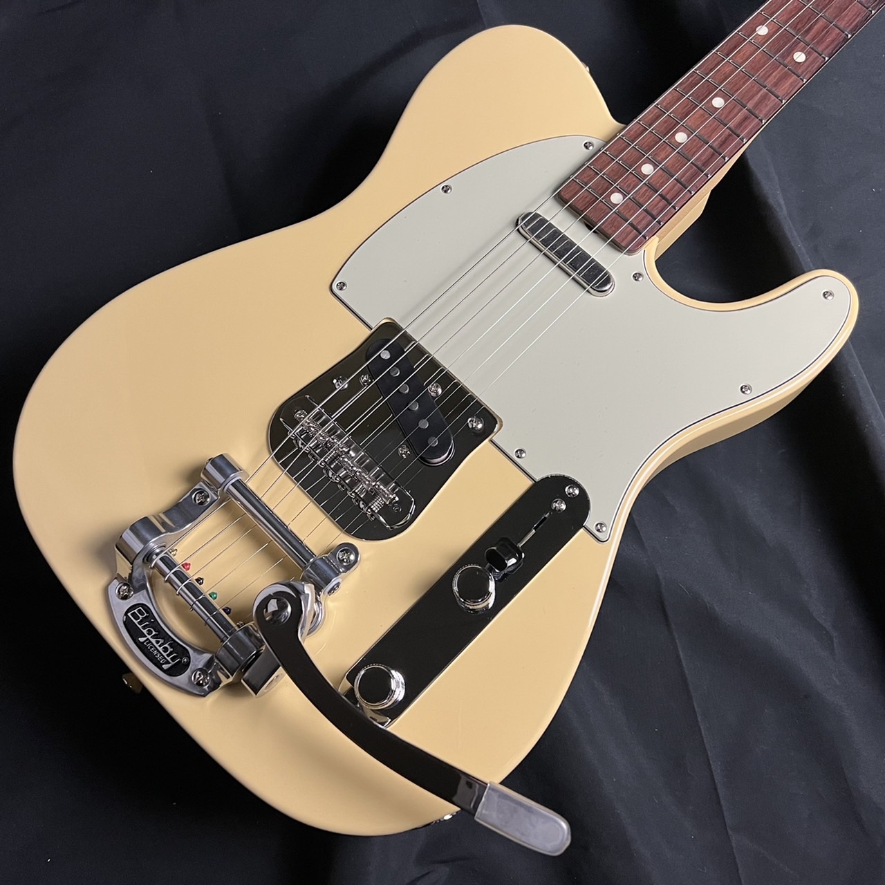 テレキャスターカスタムモデル、Bigsby B5トレモロアーム付き
